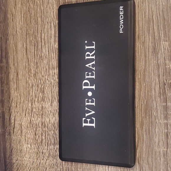 Eve.Pearl powder shadow and blush. - Picture 2 of 5